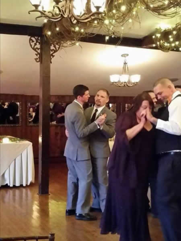 Stroudsmoor Country Inn - Stroudsburg - Poconos - Real Weddings - Guests Dancing