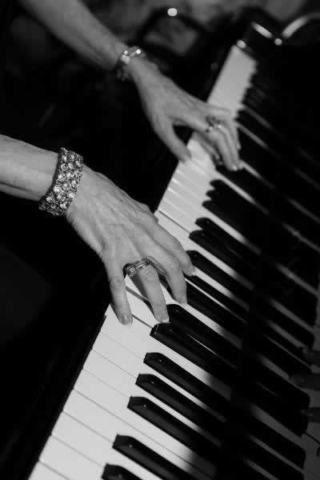 Stroudsmoor Country Inn - Stroudsburg - Poconos - Real Weddings - Keyboard Player