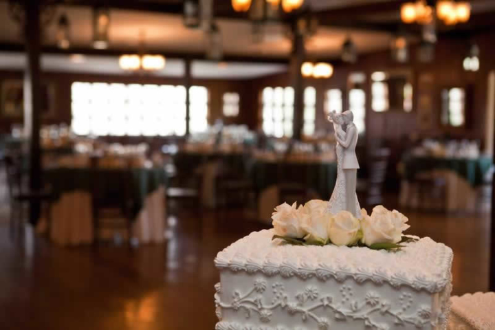 Stroudsmoor Country Inn - Stroudsburg - Poconos - Woodlands Outdoor Wedding - Wedding Cake With Bride And Groom Centerpiece