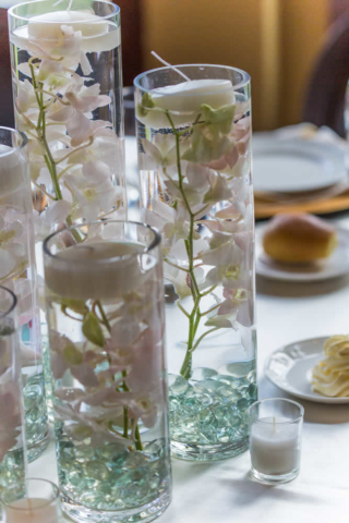 Table centerpiece with floating candles and flowers