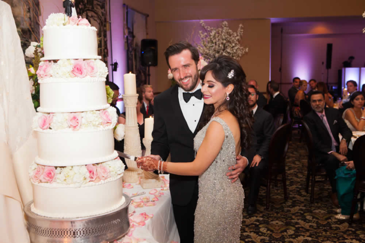 Wedding couple cutting the cake