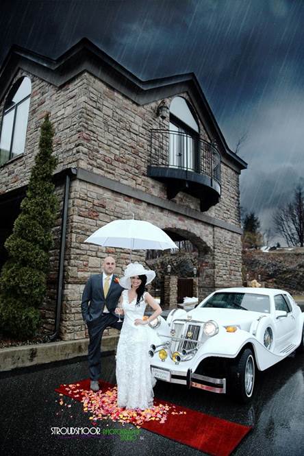 Wedding couple posing in the rain