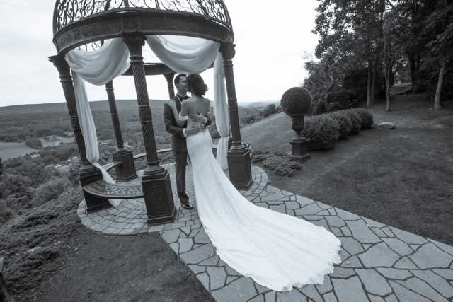 mauro-wedding-formal-b&w Wedding couple kissing - outdoor wedding - Pocono wedding