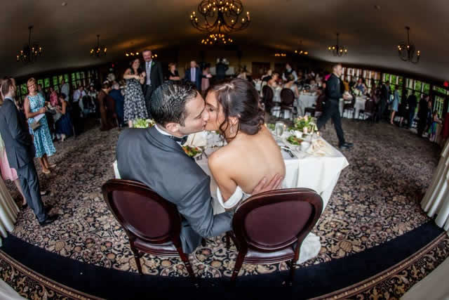 mauro-wedding-sweetheart-table Wedding receoption - wedding couple kissing